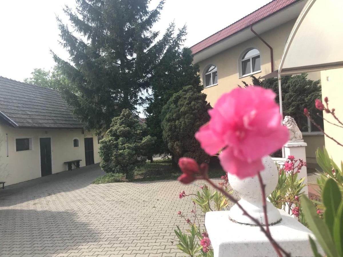 Pension Europ** Diakovce Dış mekan fotoğraf